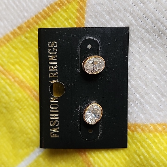 EUC - Vintage Gold toned Oval Studs Fashion Earrings for Pierced earrin… - Picture 7 of 7